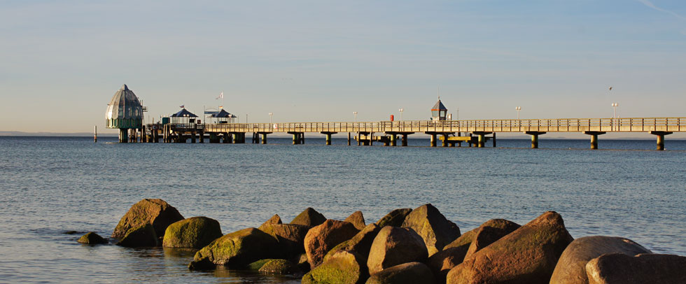 Holzbrücke mit Taucherglocke Grömitz mit Steinen im Vordergrund