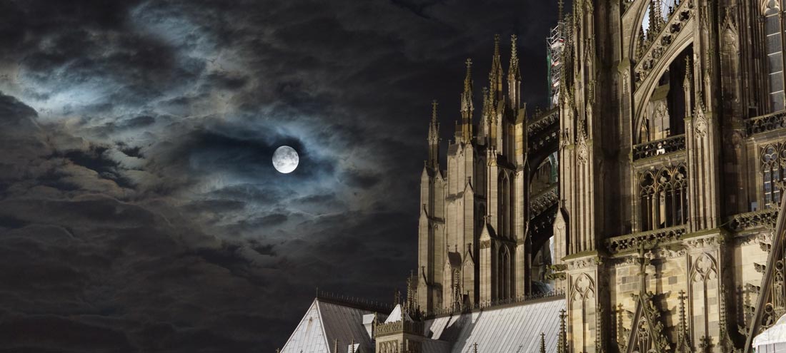 Vollmond hinter dem Kölner Dom